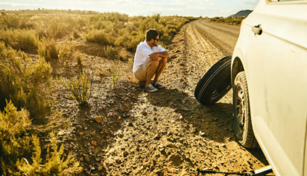 Warning message for low tire pressure on the right Vehicle monitoring tyre pressure and temperature on Namibian roads, showing real-time safety and history tracking